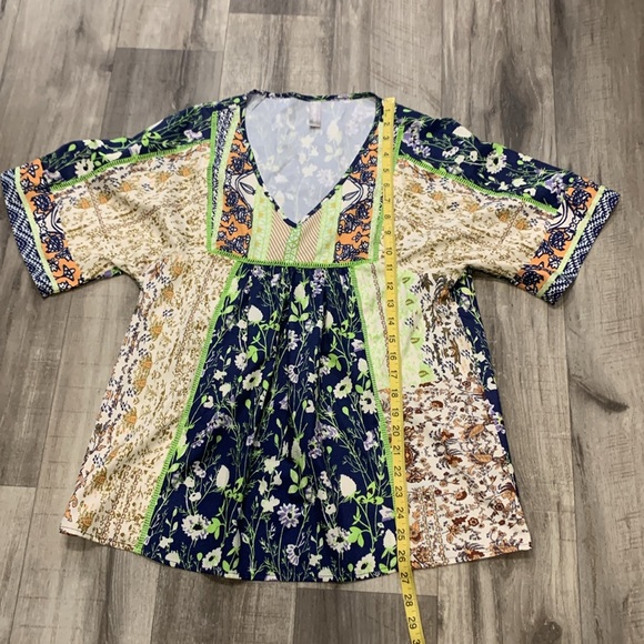 NORACORA brand, Size Medium multi-colored short sleeve blouse. - Picture 5 of 10